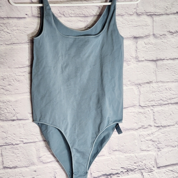 SKIMS Essential Scoop Neck Bodysuit - Arctic/ NWOT/XXS-XS, 2X-3X - Picture 8 of 10